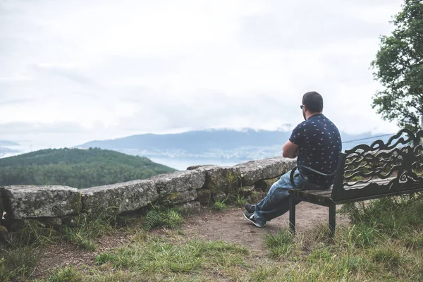 Hombre Sentado Banco Solo Contemplando Paisaje Niebla — Foto de Stock