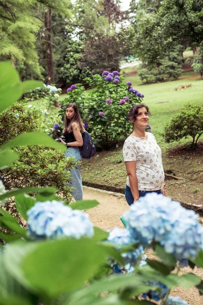 Een Paar Vrienden Poseren Lente Een Bloeiende Tuin Een Van — Stockfoto