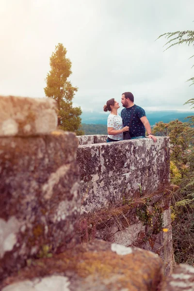 Těhotná Dvojice Turistů Středověkém Hradě Soutomaior Galicie Španělsko — Stock fotografie