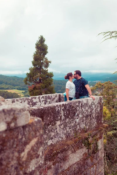 Pareja Embarazada Turistas Castillo Medieval Soutomaior Galicia España —  Fotos de Stock