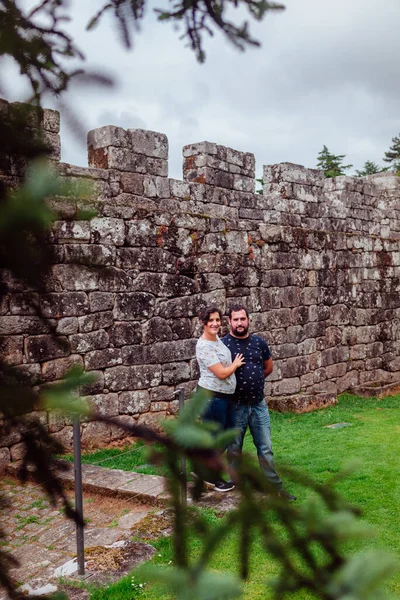 Pareja Con Pared Interior Del Castillo Medieval Soutomaior Galicia España —  Fotos de Stock