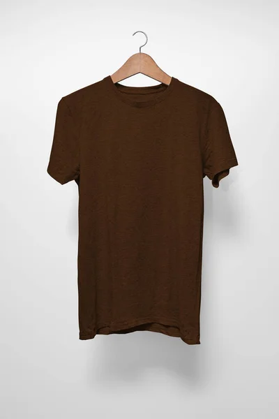 白を背景にハンガーにブラウンのTシャツ — ストック写真