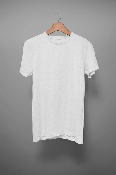 Biała Koszulka Wieszaku Szarym Tle — Zdjęcie stockowe