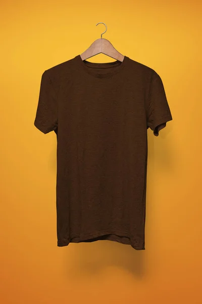 Shirt Marron Sur Cintre Sur Fond Orange — Photo