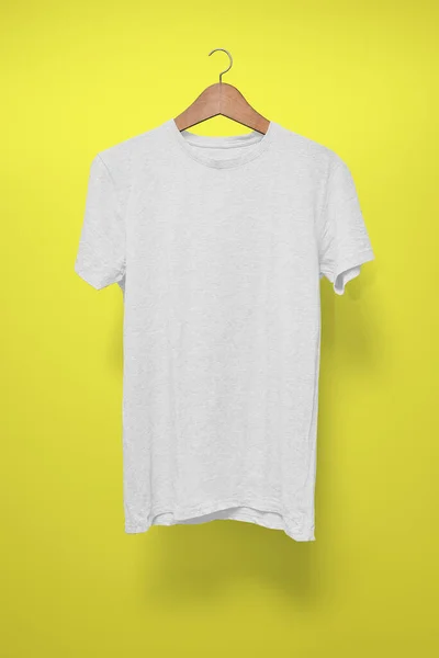Askıda sarı arka planda beyaz tişört