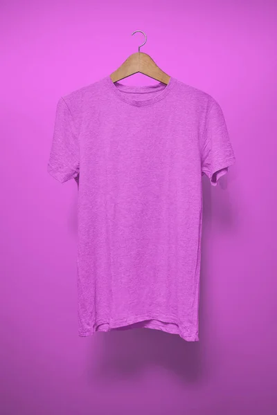 紫色の背景をしたハンガーに紫色のTシャツ — ストック写真