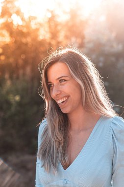 Ormanın yakınında genç ve çekici bir beyaz kadının portresi..