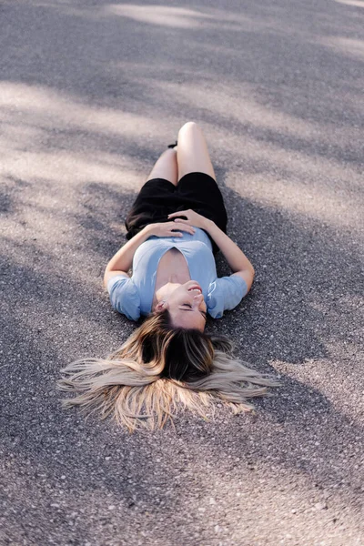 Молода Жінка Лежить Сільській Дорозі Біля Лісу — стокове фото