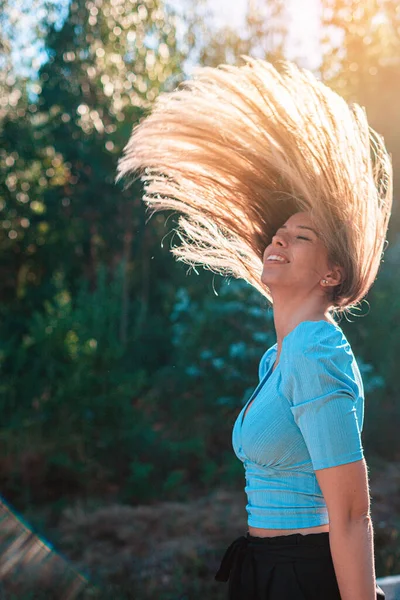 Jonge Vrouw Buurt Van Een Bos Vliegen Haar Haar Lucht — Stockfoto