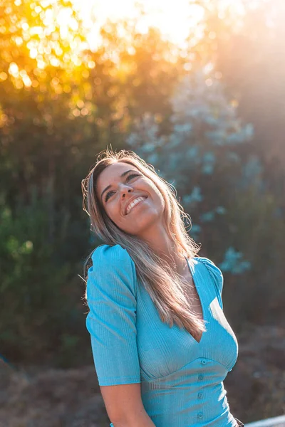 Retrato Uma Jovem Atraente Mulher Caucasiana Perto Uma Floresta — Fotografia de Stock