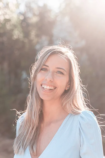 Retrato Uma Jovem Atraente Mulher Caucasiana Perto Uma Floresta — Fotografia de Stock