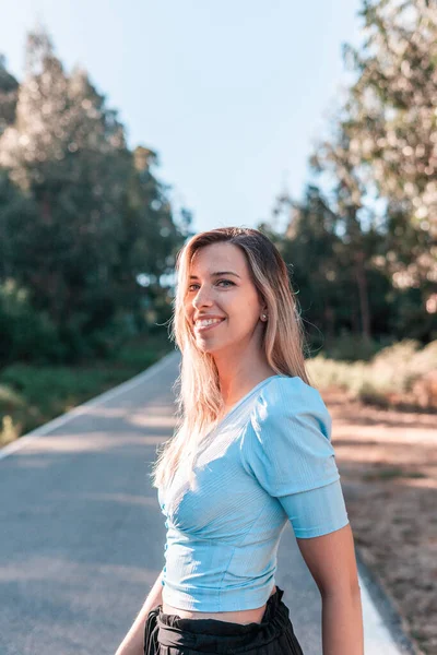 Portrait Une Jeune Femme Caucasienne Attirante Près Une Forêt Une — Photo