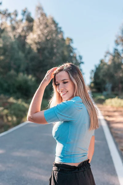 Retrato Uma Jovem Atraente Mulher Caucasiana Perto Uma Floresta Uma — Fotografia de Stock