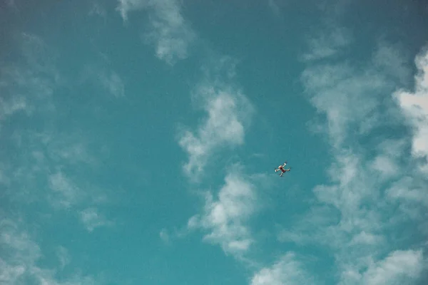 Drón Repül Égen Felhőkkel — Stock Fotó