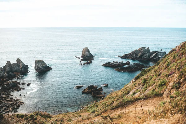 Paesaggio Una Scogliera Rocciosa Vicino All Oceano Una Linea Orizzonte — Foto Stock