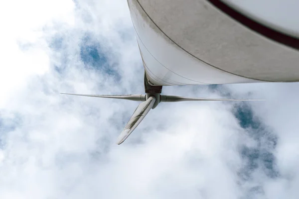 Turbine Éolienne Tournant Contre Ciel Avec Des Nuages — Photo