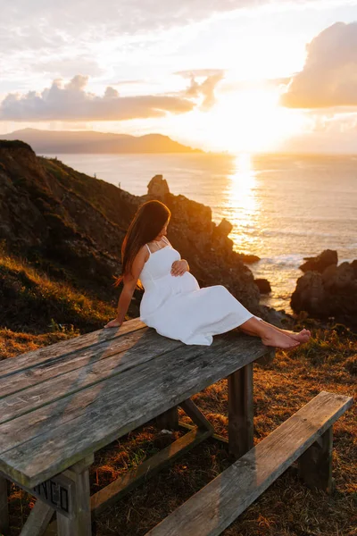 Mujer Embarazada Contra Paisaje Oceánico Atardecer Galicia España —  Fotos de Stock