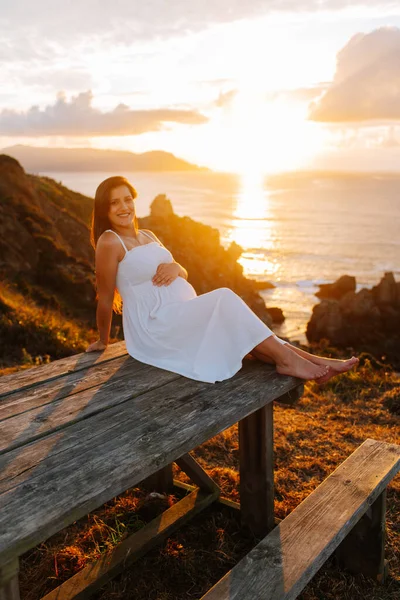 Zwangere Vrouw Tegen Een Oceaanlandschap Bij Zonsondergang Galicië Spanje — Stockfoto