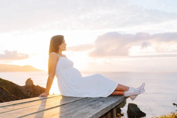 Retrato Uma Mulher Grávida Contra Uma Paisagem Oceânica Pôr Sol — Fotografia de Stock