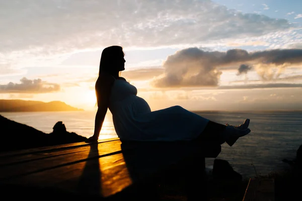 Silhouet Van Een Zwangere Vrouw Tegen Een Oceaanlandschap Galicië Spanje — Stockfoto