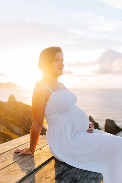 Retrato Una Mujer Embarazada Contra Paisaje Oceánico Atardecer Galicia España —  Fotos de Stock