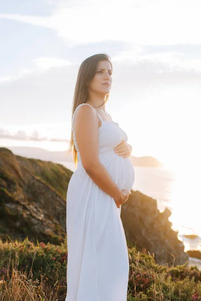 Ritratto Donna Incinta Contro Paesaggio Oceanico Tramonto Galizia Spagna — Foto Stock