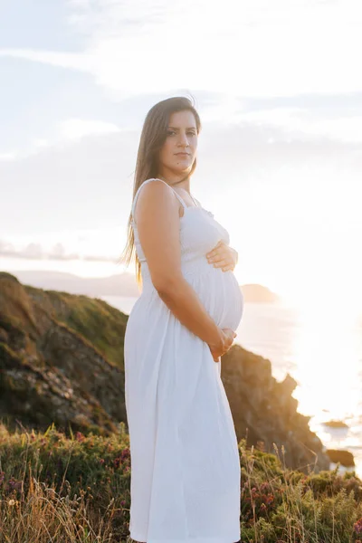 Spanya Galiçya Gün Batımında Okyanus Manzarasına Karşı Hamile Bir Kadının — Stok fotoğraf