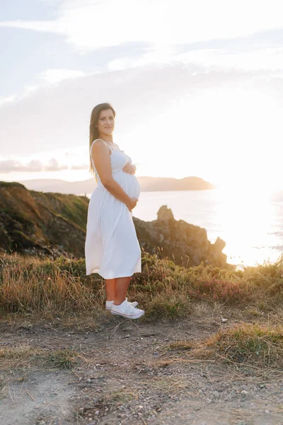 Spanya Galiçya Gün Batımında Okyanus Manzarasına Karşı Hamile Bir Kadının — Stok fotoğraf