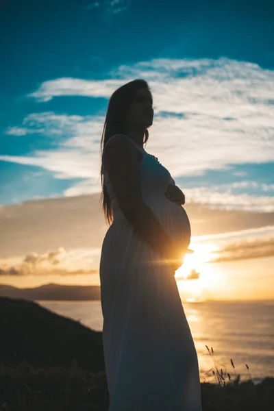Silueta Una Mujer Embarazada Contra Paisaje Oceánico Galicia España —  Fotos de Stock