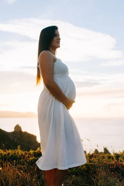 Boční Pohled Těhotné Ženy Proti Oceánské Krajině Při Západu Slunce — Stock fotografie