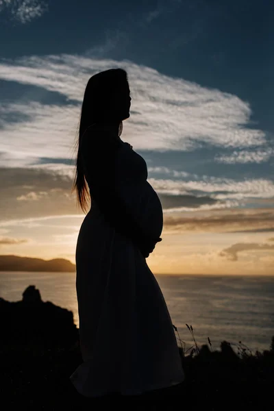 Silhueta Uma Mulher Grávida Contra Uma Paisagem Oceânica Galiza Espanha — Fotografia de Stock