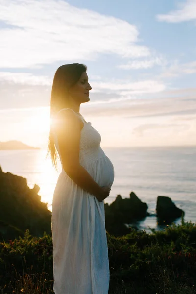 Spanya Galiçya Günbatımında Okyanus Manzaralı Hamile Bir Kadının Yan Görüntüsü — Stok fotoğraf