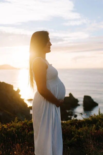 Vista Laterale Una Donna Incinta Paesaggio Oceanico Tramonto Galizia Spagna — Foto Stock