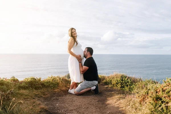 Terhes Pár Apával Akik Felesége Hasát Csókolgatják Óceán Mellett — Stock Fotó