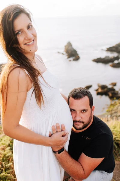 Retrato Una Pareja Embarazada Los Acantilados Loiba Galicia España —  Fotos de Stock