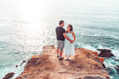 İspanya, Galiçya 'daki Loiba Kayalıkları' nın tepesinde birbirine bakan çift.