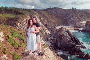 İspanya, Galiçya 'daki Loiba kayalıklarında poz veren hamile çift