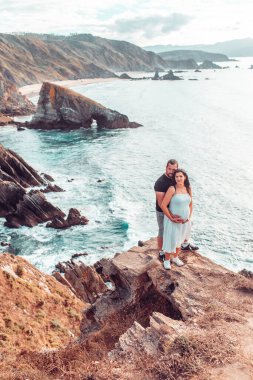 İspanya, Galiçya 'daki Loiba kayalıklarında poz veren hamile çift