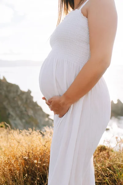 Detalle Cuerpo Embarazada Vestido Blanco Por Lado —  Fotos de Stock