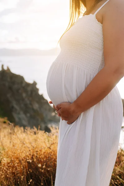 Detalle Cuerpo Embarazada Vestido Blanco Por Lado —  Fotos de Stock