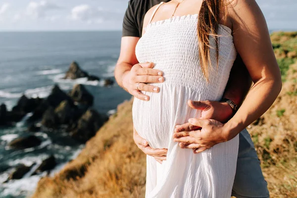 Dettaglio Una Pancia Incinta Con Mani Dei Genitori Sopra Posa — Foto Stock