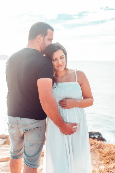Pareja Embarazada Con Las Manos Vientre Parte Superior Acantilado —  Fotos de Stock