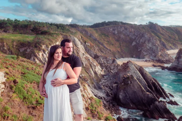 Parejas Embarazadas Posando Los Acantilados Loiba Galicia España —  Fotos de Stock