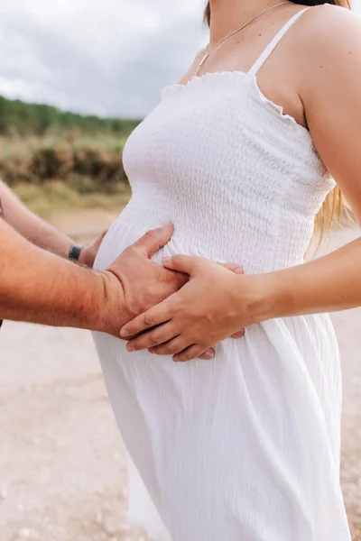 Mãos Pai Uma Barriga Grávida Durante Mês Gravidez — Fotografia de Stock