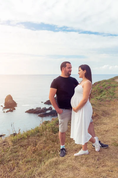 Casal Grávida Beira Penhasco Loiba Galiza Espanha — Fotografia de Stock