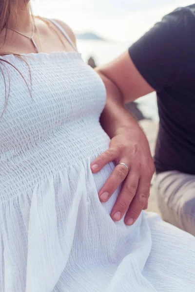 Hand Van Een Vader Zwangere Buik Van Zijn Vrouw — Stockfoto