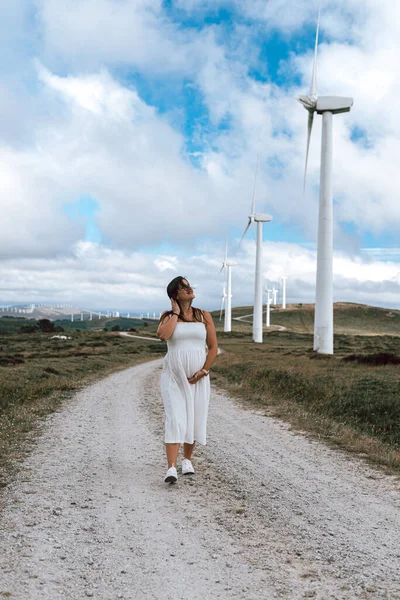 Беременная Женщина Проходит Мимо Ветряной Турбины Галисии Испания — стоковое фото