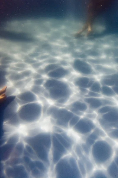 Vista Fundo Uma Piscina Com Efeito Luz Ondulada — Fotografia de Stock