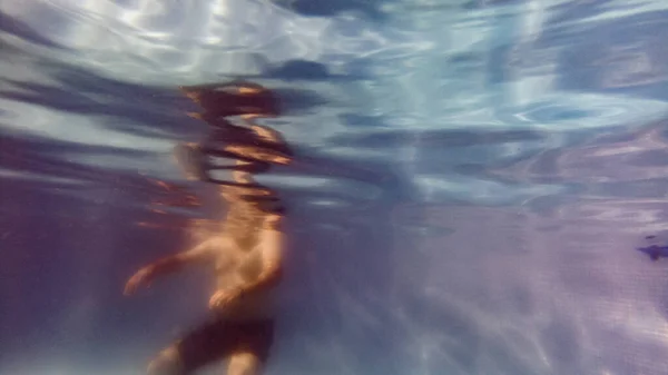 Подводный Вид Людей Наслаждающихся Бассейном — стоковое фото