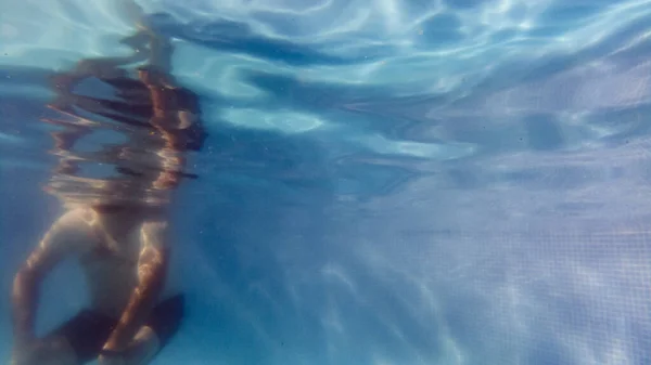 Vista Subaquática Das Pessoas Que Desfrutam Uma Piscina — Fotografia de Stock